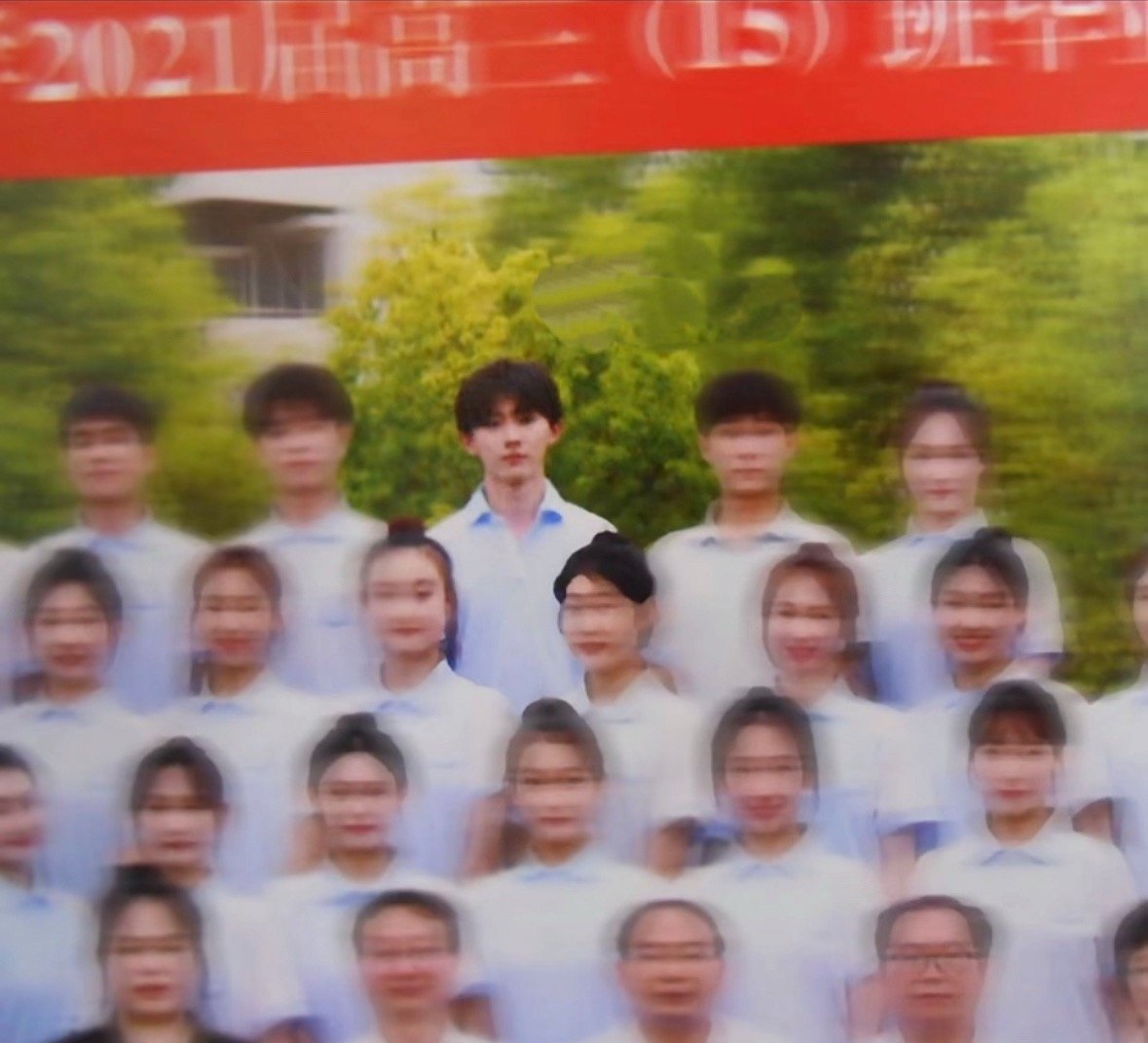 马嘉祺学士服毕业照好快好快，高中毕业照我还以为是去年的事呢没想到大学毕业了