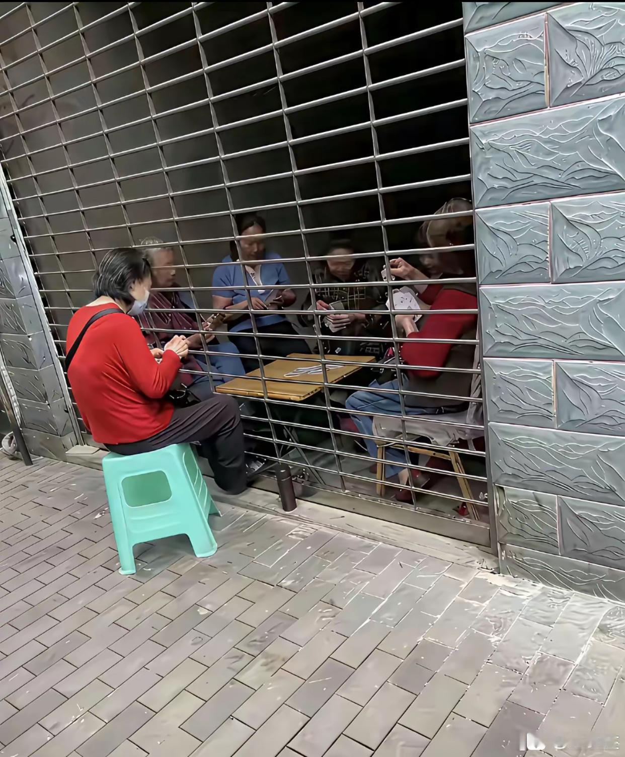 笑不活了！牌瘾一上来，铁门都拦不住
 
店铺卷闸门拉下一大半，阿姨们隔着铁栅栏也