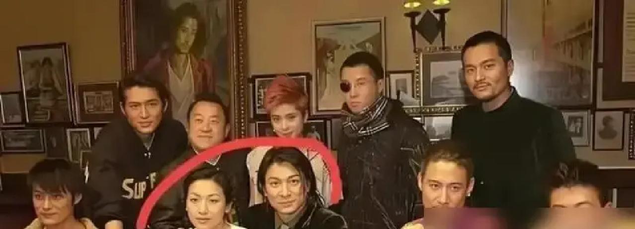 一张照片，王菲轻轻一点，把旧糖翻成新热搜。
 
李亚鹏现在卖茶，直播间里笑谈往事