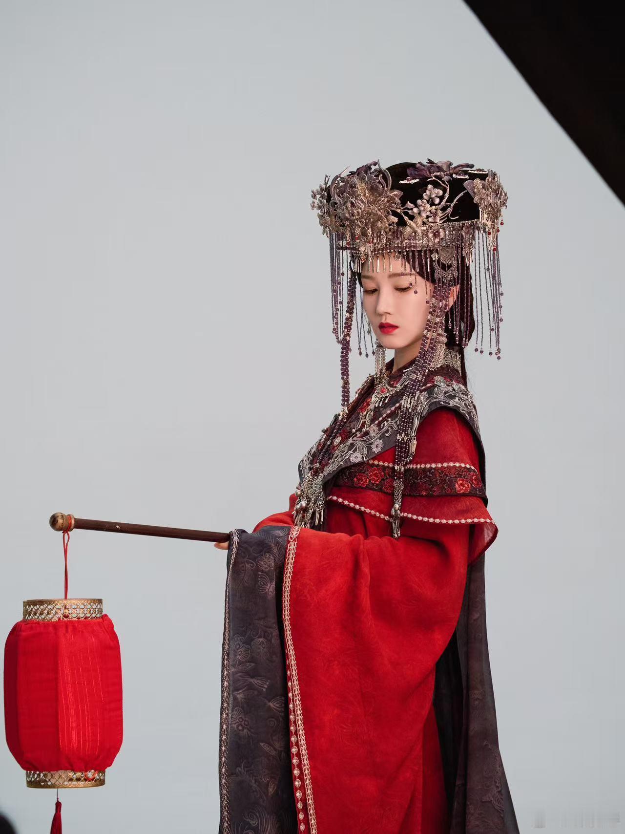 陈小纭红嫁衣造型太对味了 这身火红的嫁衣完美衬托了陈小纭的白皙肤色，红色和她的气