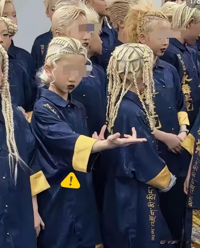 祖国的花朵怎么成了这样，上海少儿舞蹈大赛，一只舞蹈队伍让大家看到后怕，孩子们被打