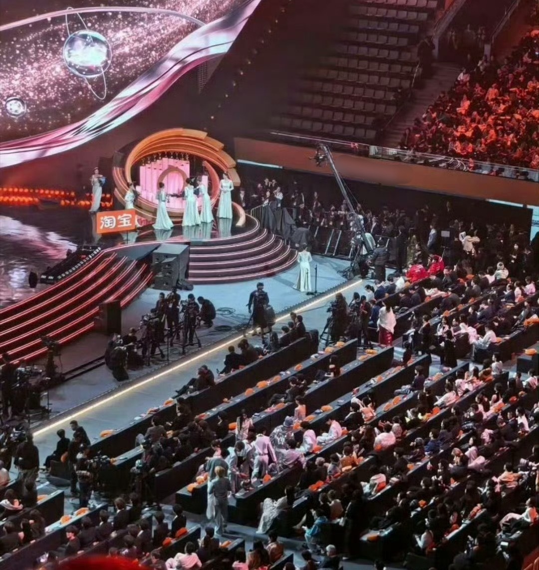 杨幂肖战闹出座位纷争后，二三排艺人不敢入座。 