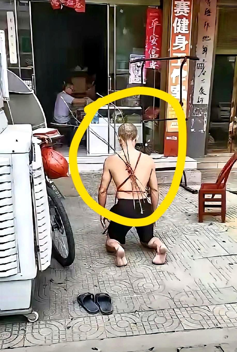 湖北31岁男子，据说是偷了家里30万，在外头霍霍完了，现在回来求父母原谅了。
男