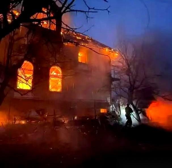 一架飞机，黑着灯，不开雷达，就在你家大门口转悠。
就这么静悄悄地飞，不吱声，但你