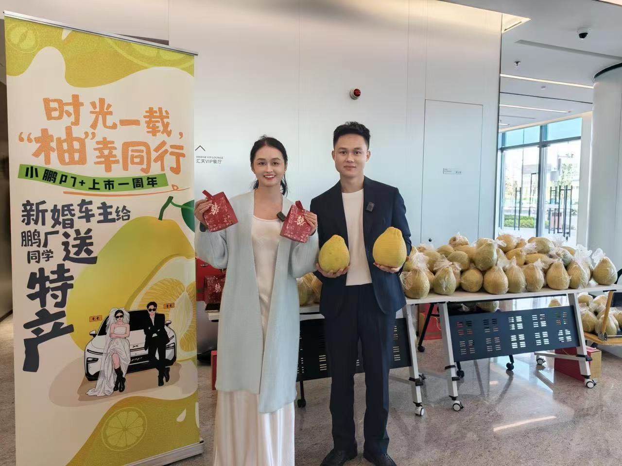 喜糖千里送，鹏友情意深。此前，广西95后新人“七七”与“十七”因婚礼上组建7台小