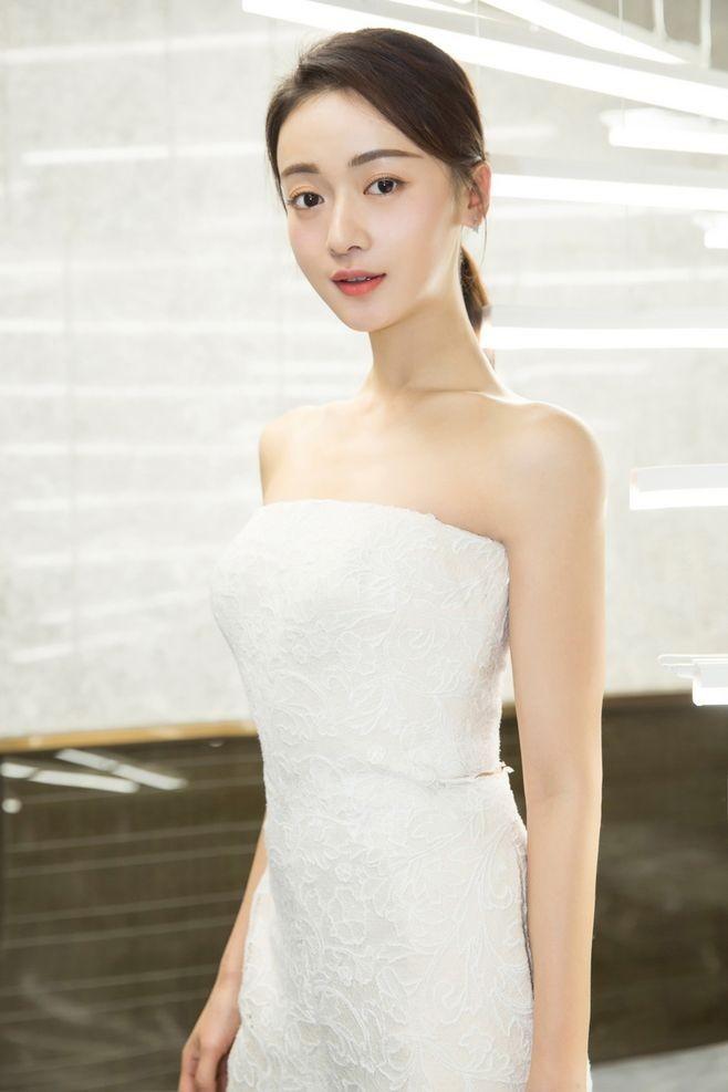 考古吴谨言如何凭一部剧做到从被央妈封杀到甄嬛回宫：
1、90年生人，曾经是学芭蕾