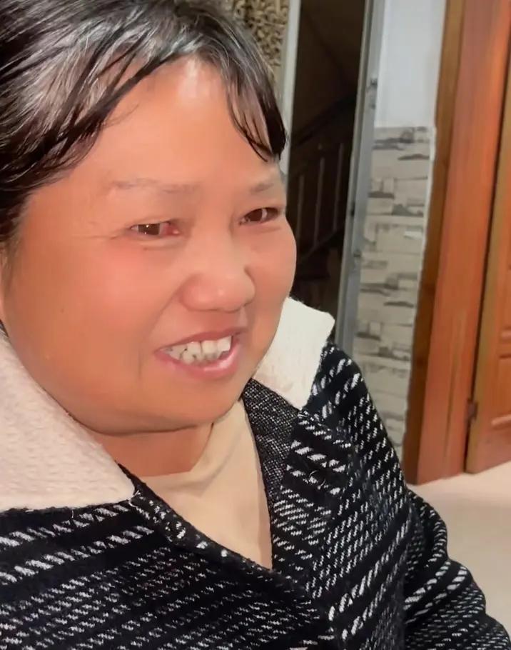 河南大姐结婚35年，补户口本时发现名下竟多了一个“13岁儿子”。
她与丈夫育有一