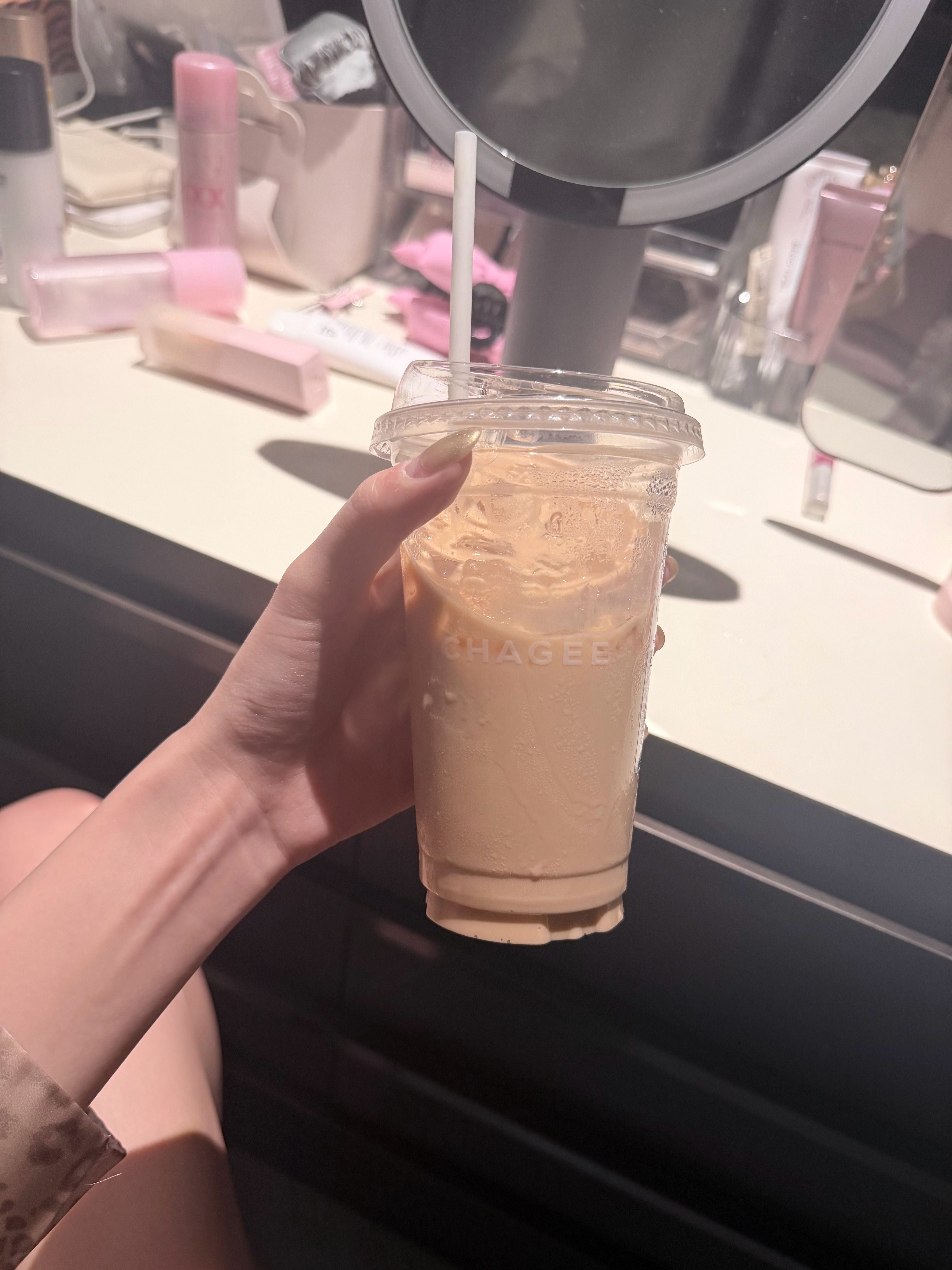 霸王茶姬的新品卡美罗 可以纳入今年最爱奶茶top1不加糖就很好喝了 好喝的要鼠 