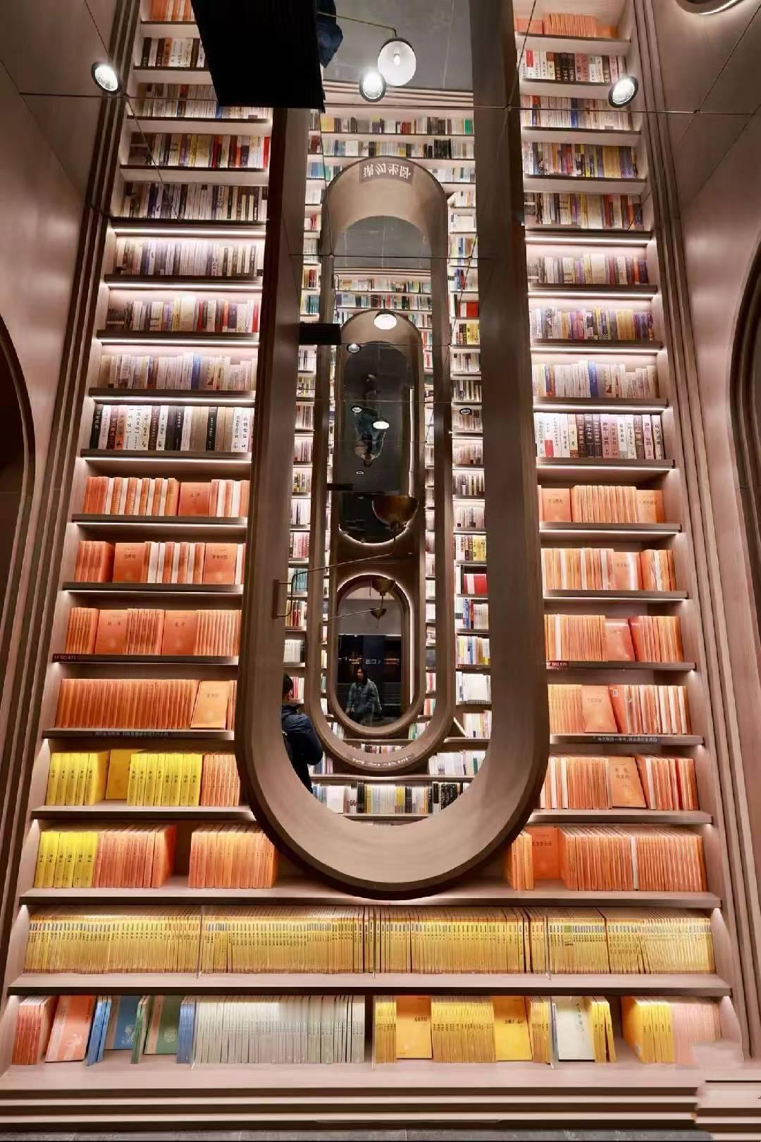 节后，经朋友推荐我来到了，淄博《海岱楼钟书阁》。它坐落在齐盛湖公园内的中轴线上，