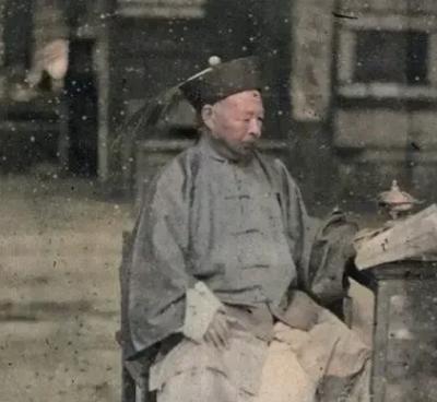 1875年，李鸿章和左宗棠在朝堂上吵了起来。

一个说新疆那地方贫瘠得很，不如把