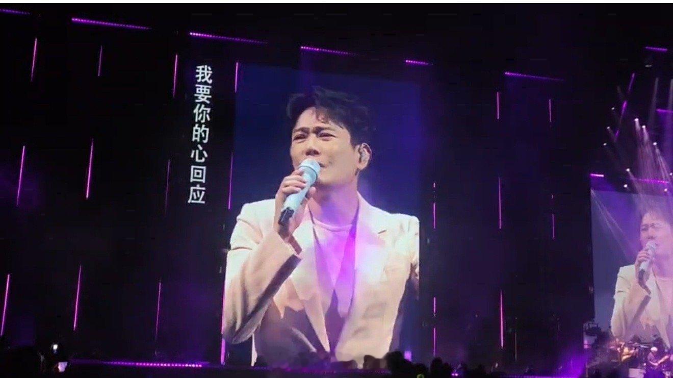 #张信哲为了粉丝再唱心情卡片# 家人们谁懂啊，是真的会很喜欢这样真诚的张信哲唉，
