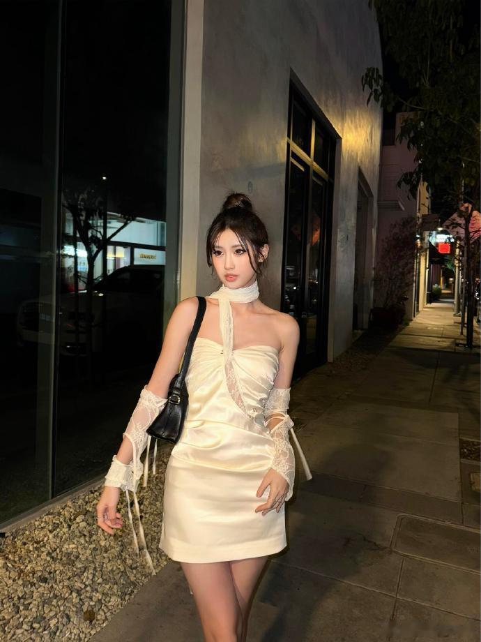 冯小刚小女儿20岁了徐朵在美国和好友一起庆生，穿着白色裙子好漂亮，眉眼真的很像徐