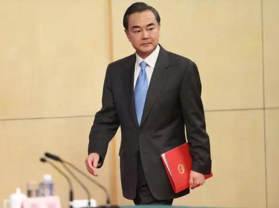 王毅外长到波兰后直接明牌：必须“保障中欧班列畅通”！ 别管俄乌冲突怎么打，中国的