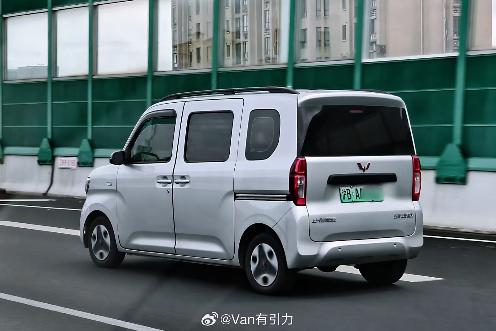 嚯额，沪牌五菱之光ev ！这牌子应该不是买车送的吧？那可就太豪横了新能源汽车 v