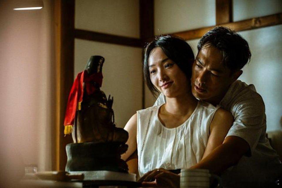 台灣靈異恐怖片《泥娃娃》由楊𧙗寧、蔡思韵主演，劇情取材自台灣最詭異童謠，講述男