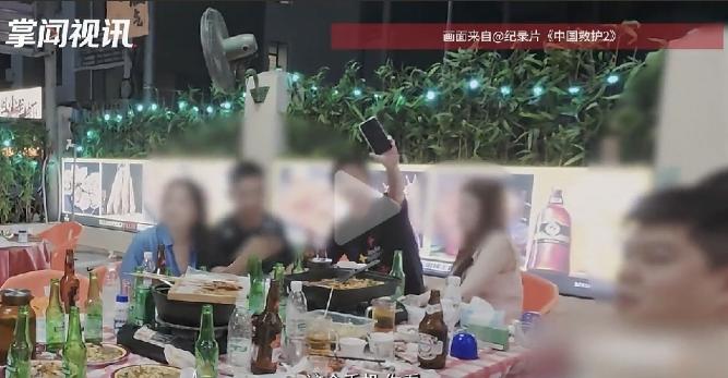 救护车狂飙到现场，没病人，只有几个年轻人嬉皮笑脸，一个女生还对着医护比了个“耶”