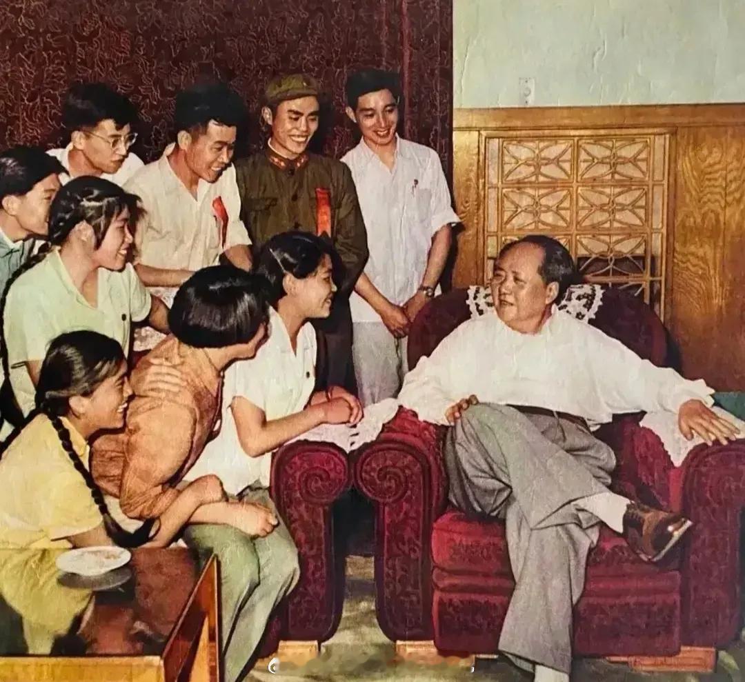 主席看望群众，一位女士因感冒打了一个喷嚏——不偏不倚正喷到了主席的脸上！她吓懵了
