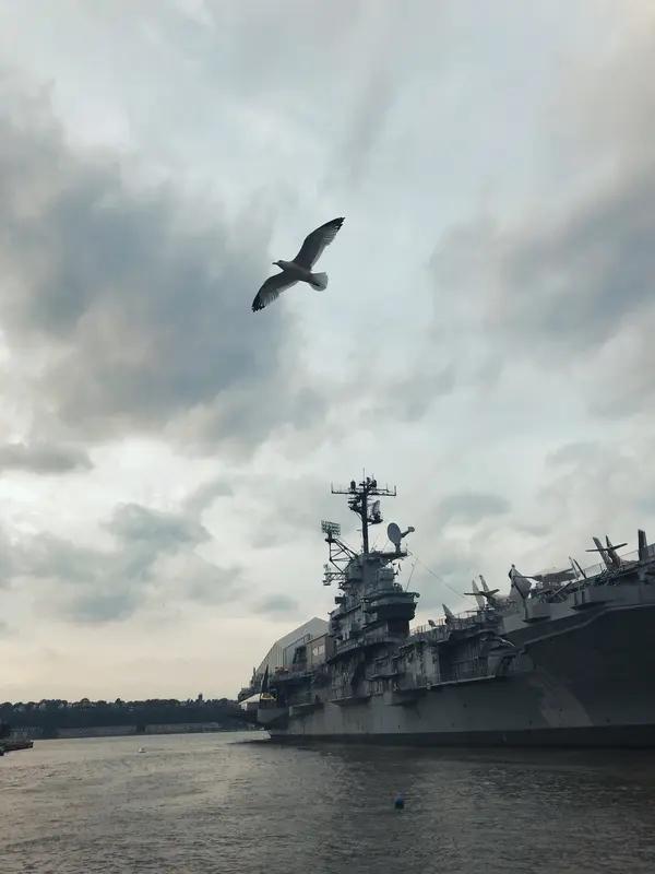 美东时间4月7日晚8点（北京时间4月8日早8点），钟表指针每走一格，都像压在人心