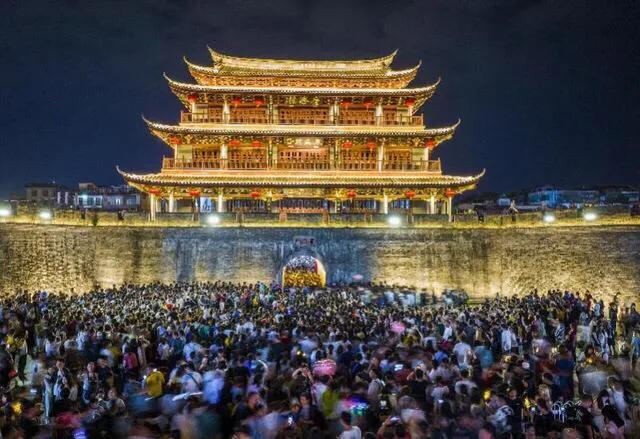 酸葡萄心理！刚刚，美媒抨击中国道：“三年疫情，中国人的钱包都瘪了！在疫情后的第一