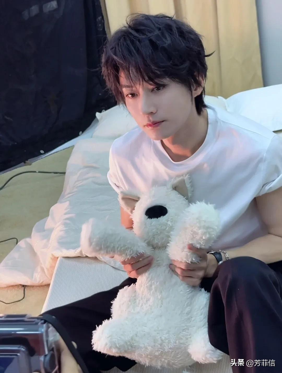 好家伙，这居然是刘学义，糙汉大叔爆改日系美少年，差点没认出来。
话说对刘学义的记