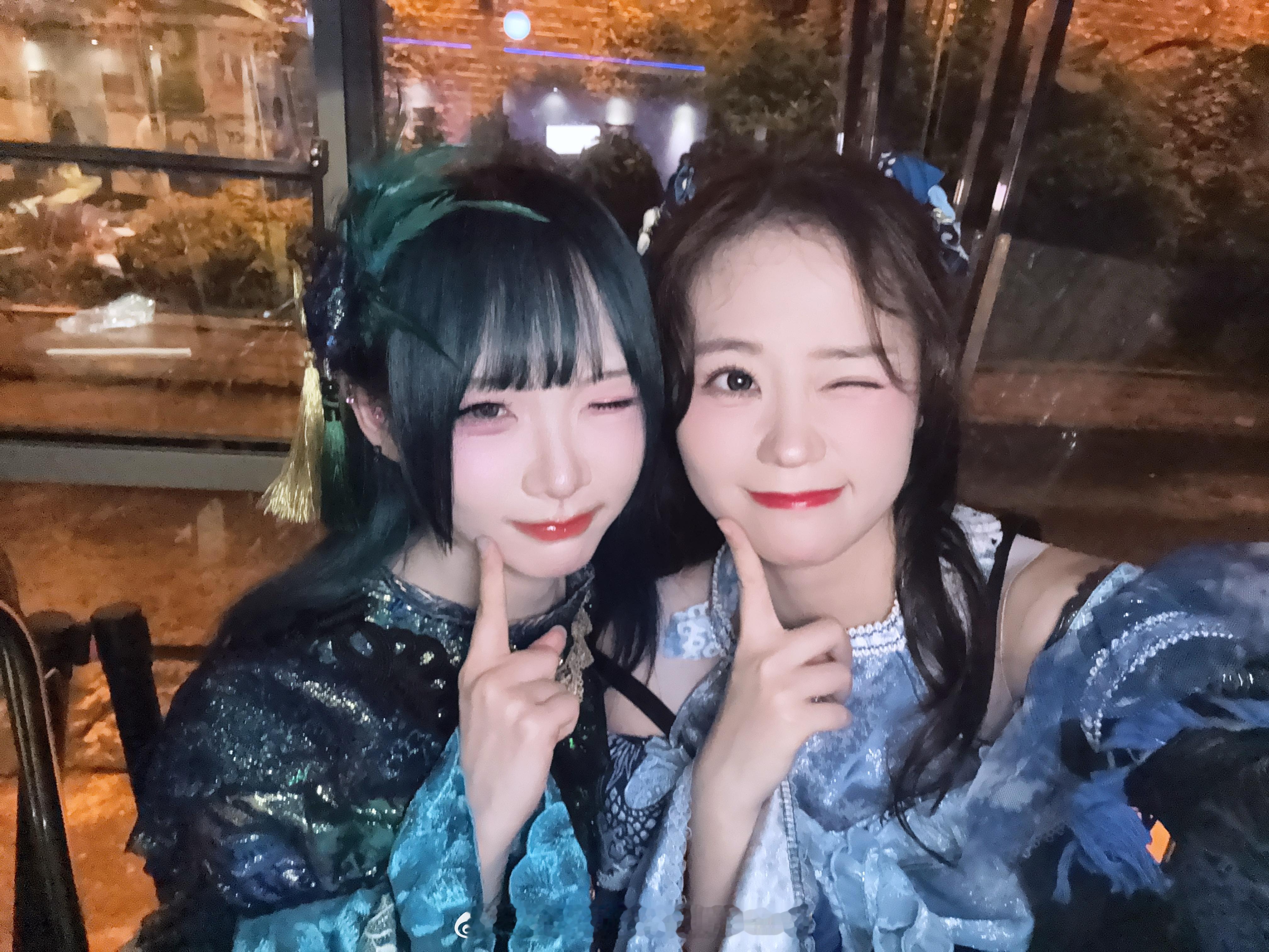 理姐姐我已到家躺平，趁着2m跟极夜换了打歌服～好貌美的打歌服🥰喜欢喜欢！！！今