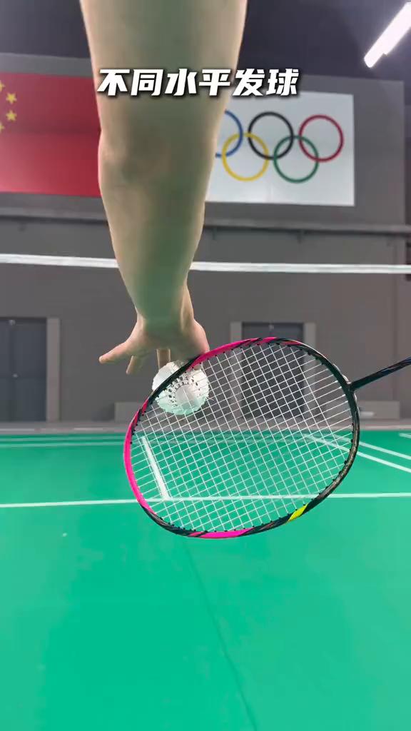 不同水平发球。
·初级：反手发小球。
·中级：反手发外角。
·高级：反手偷后场。