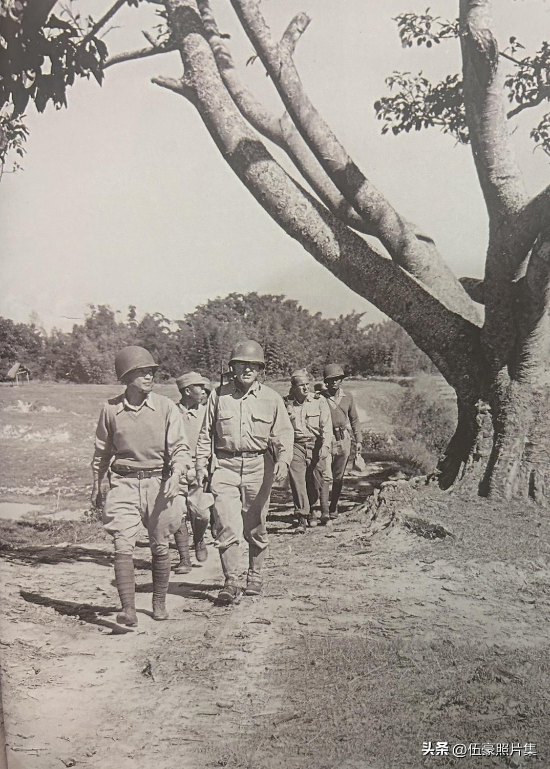 1945年1月17日，缅甸南坎，驻缅甸盟军炮兵司令乔治•W. 斯里尼准将（前二）