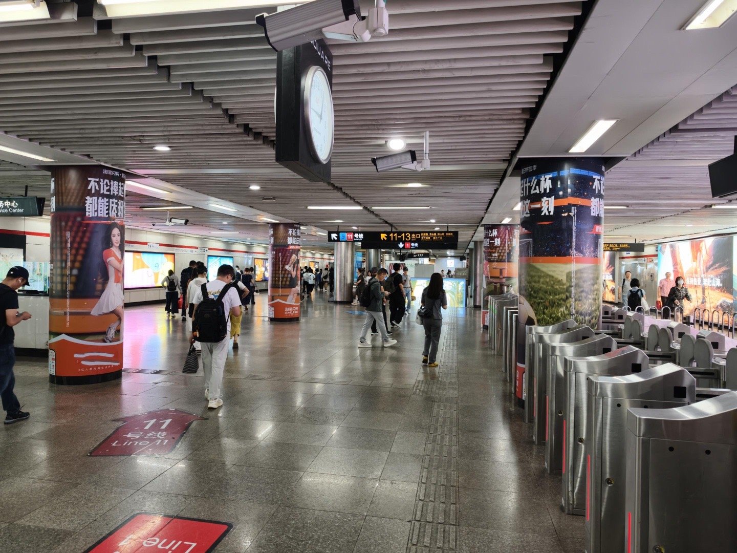 在上海地铁站里捧起了大力省杯上海地铁解锁属于普通人的大力省杯把奖杯搬进地铁通道，