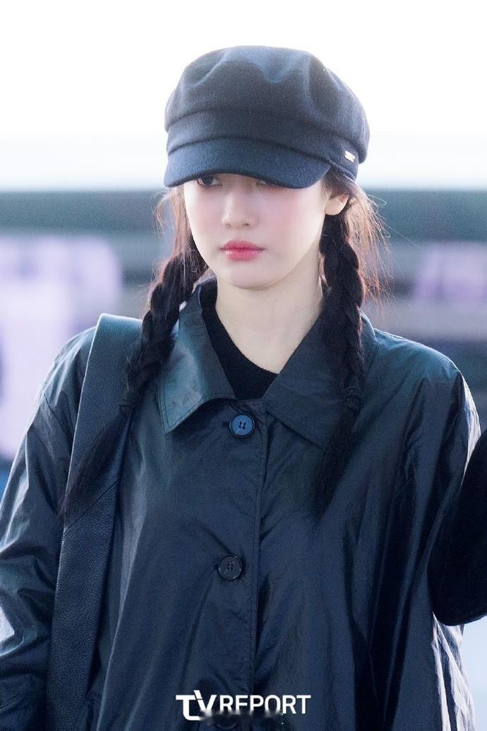 #宁艺卓双马尾look##宁艺卓allblack机场路透# 双马尾的宁艺卓宛如邻