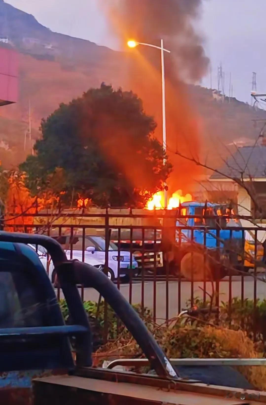 突发！高速路收费站安全岛附近燃起大火，导致车辆拥堵无法通行。事发12月17日下午