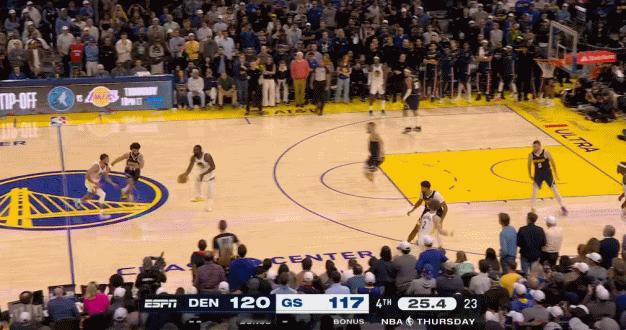 点燃主场！库里极限三分绝平掘金！
在今天NBA常规赛勇士对阵掘金的第四节比赛最后