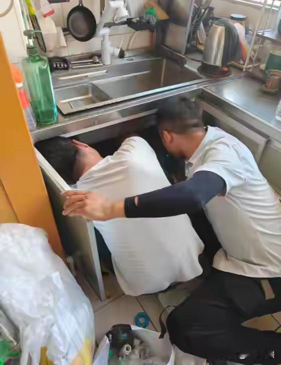 陕西西安，一女子家里水改刚完工，水表就像发了疯一样转，12天下来竟然跳到了400