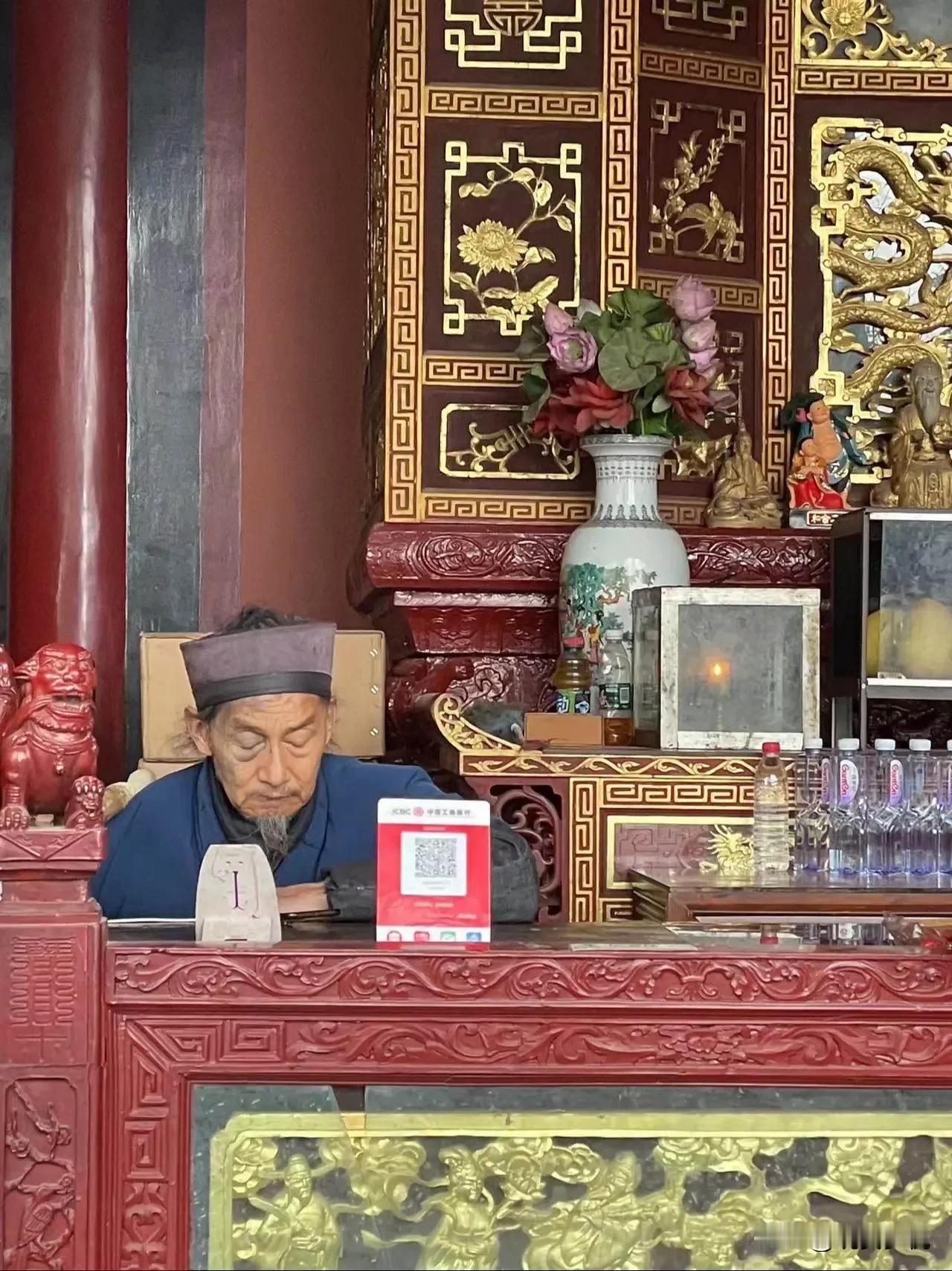 清尘山这位老道士，上班摸鱼，一心二用，一边用📱追剧一边敲磬，游客举报后，网友评