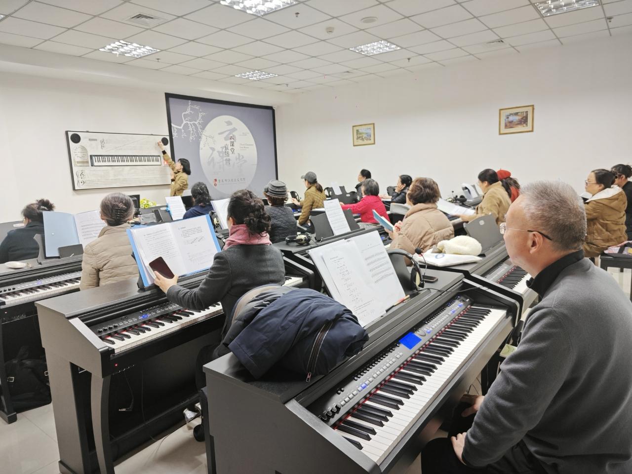 如何看待现在流行的老年大学 现在老年大学越来越流行，这是个超棒的现象。以前退休就