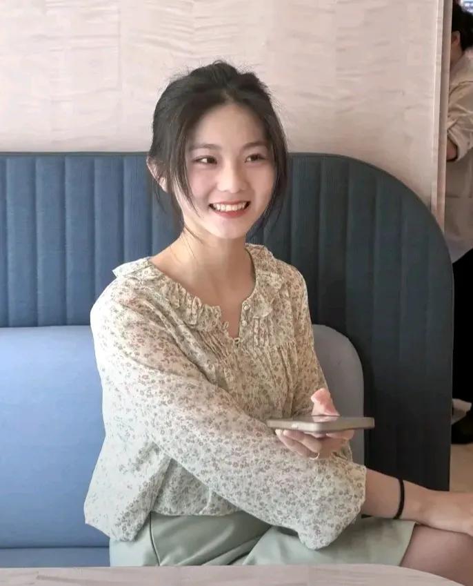 在公司的年会上，赵宇第一次注意到了王琳。她不仅有着让人惊艳的外表，还有着温和的气