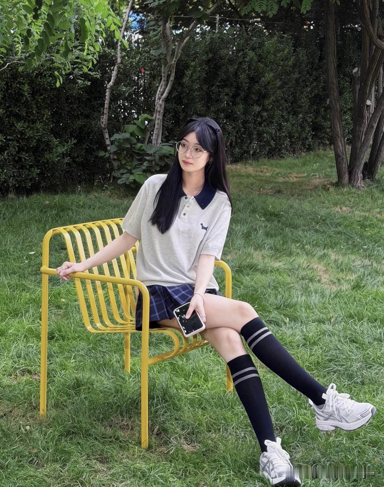 校园风穿搭简直是少女心的宝藏！就像贤儿的樱花JK穿搭，藏青色水手服配粉色领结，和