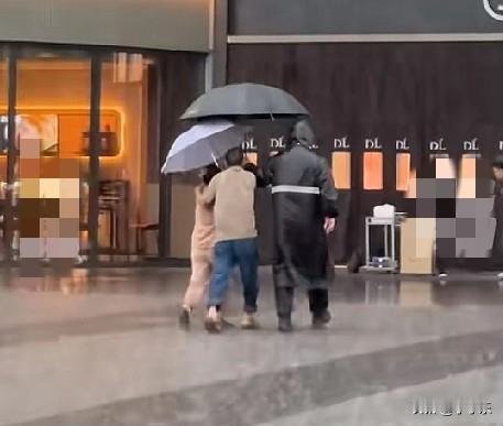 9月16日，河南许昌突降暴雨，路上一大哥将雨伞全遮住妻子，宁愿自己淋湿后背，胖东