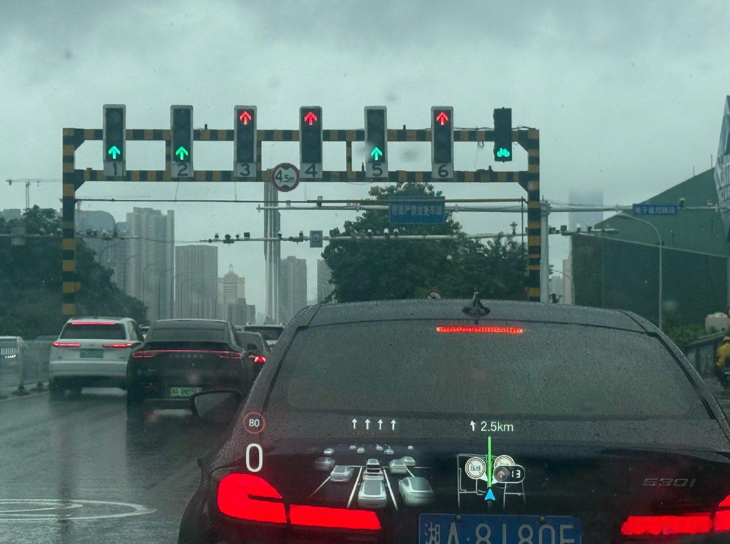 长沙的红绿灯亮得挺有个性都是直行道，让不让走有点拼人品。（连续两个路口我都押注错
