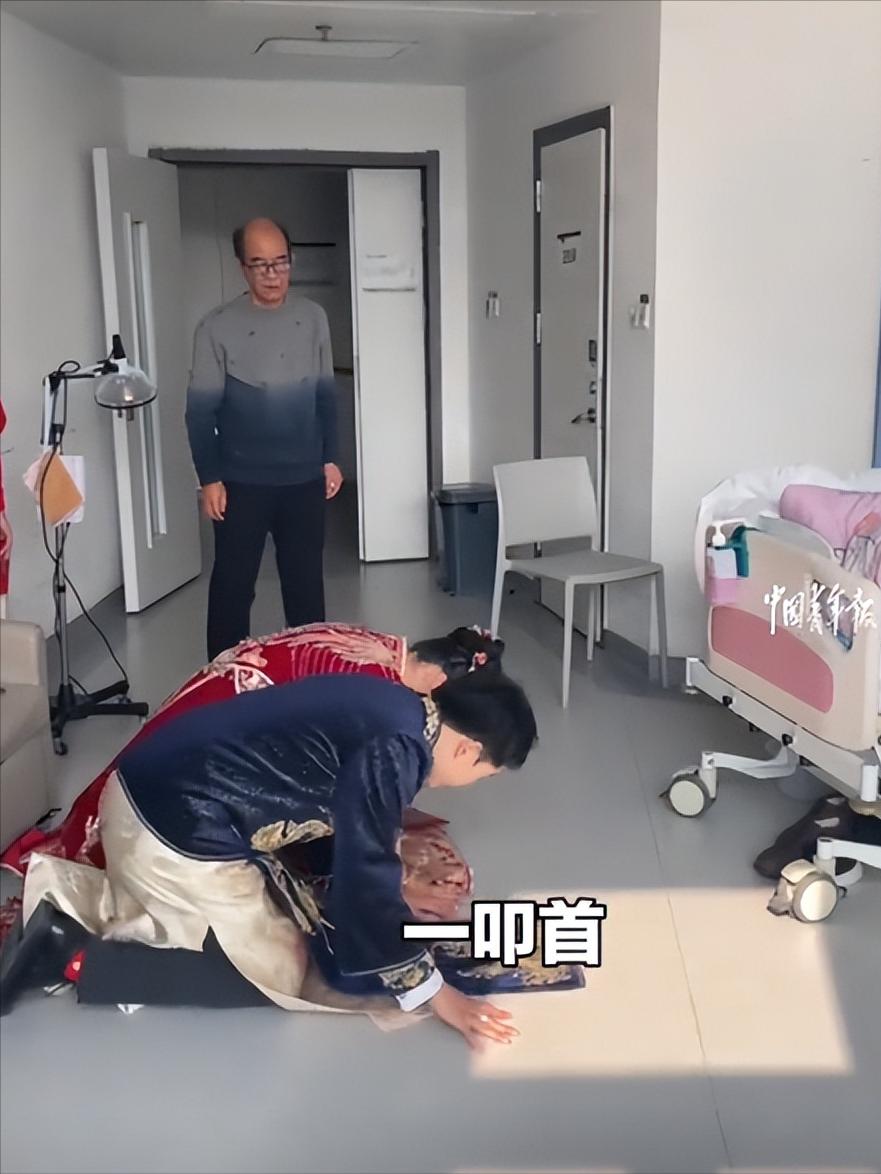 11月25日，孙子结婚时爷爷正在住院，孙子孙媳赶到医院，给爷爷跪着行改口礼！孙媳