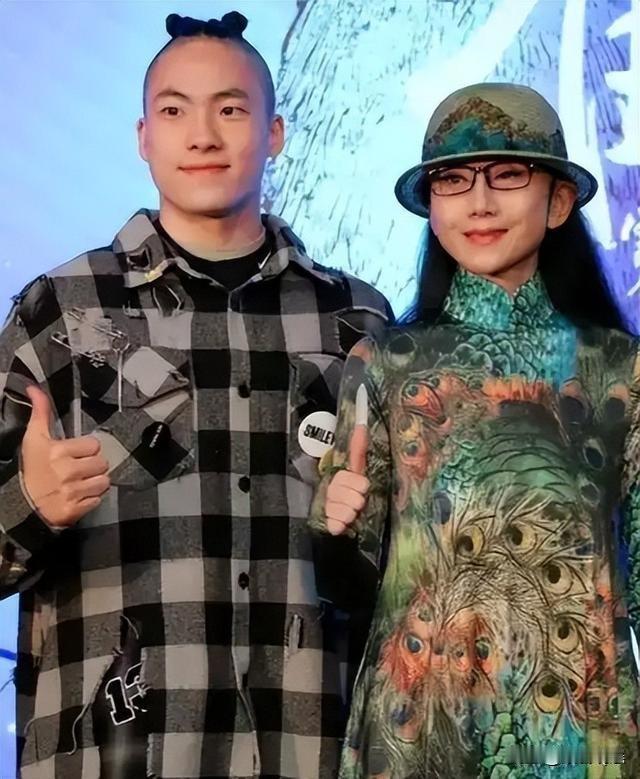 67岁的杨丽萍，最近被拍到在后台一个人愣神。也不哭，也不笑，就盯着舞台方向发呆。