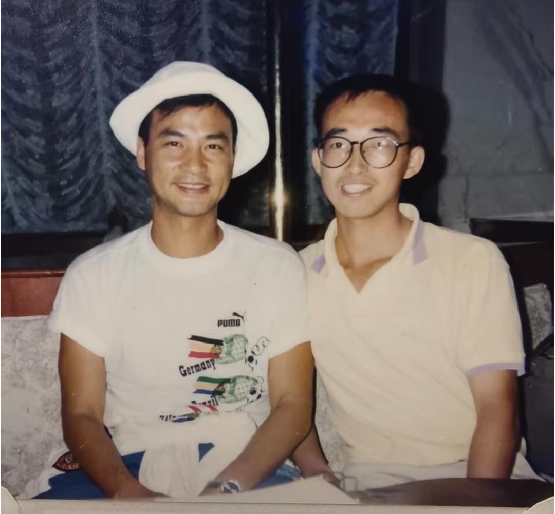 90年代，任达华与内地粉丝，一张罕见的合影，这张照片拍摄于九十年代，是任达华在内