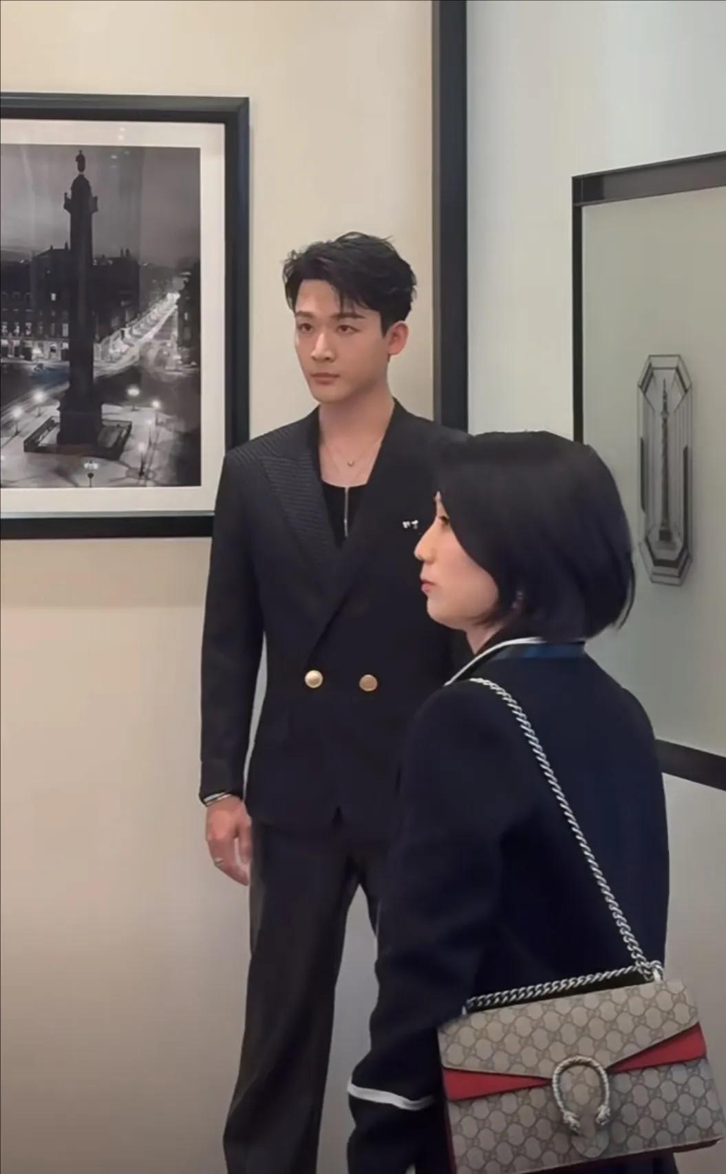 重庆观音桥看到了张晚意，本人一身黑色西装，看起来太帅了，现场一片尖叫，重庆的粉丝