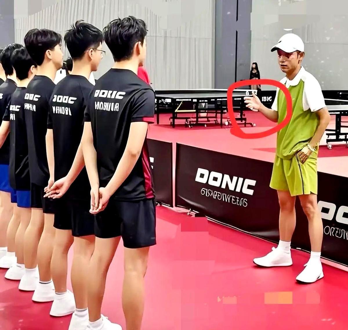 张继科又开始搞事情了

当了老板腰杆也硬了

要说现在学特长真是下本钱，随便打听