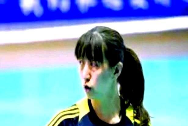 训练场不再只有鼓励。
当赖亚文的手腕还缠着绷带，年轻队员面对的防守网，已经被要求