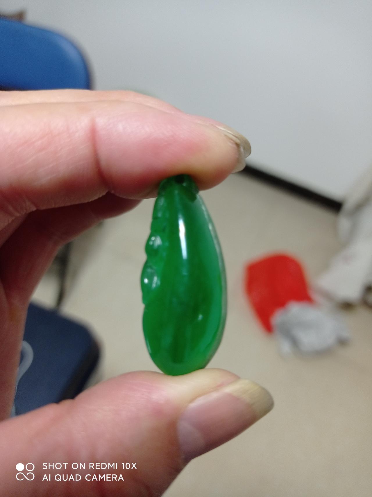 龙石种翡翠小吊坠，低调却奢华得令人心醉。
就像展观龙石种帝王绿翡翠挂件，那抹浓艳