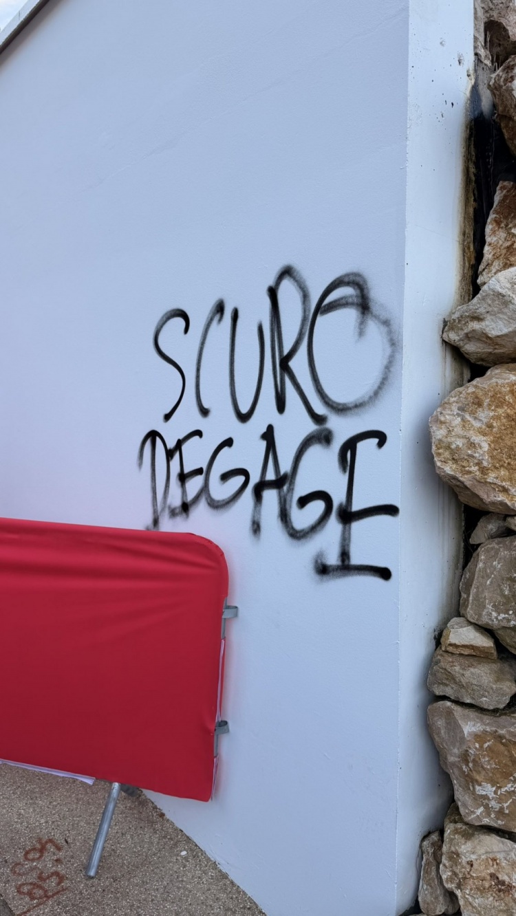 法媒：摩纳哥球迷在训练基地外涂鸦，要求体育总监斯库罗下课