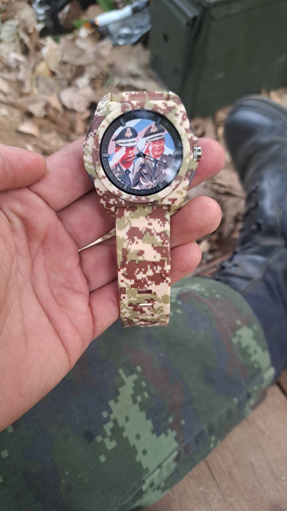 泰国军队缴获的柬埔寨军队手表和水壶 泰柬边境冲突现场画面泰柬冲突