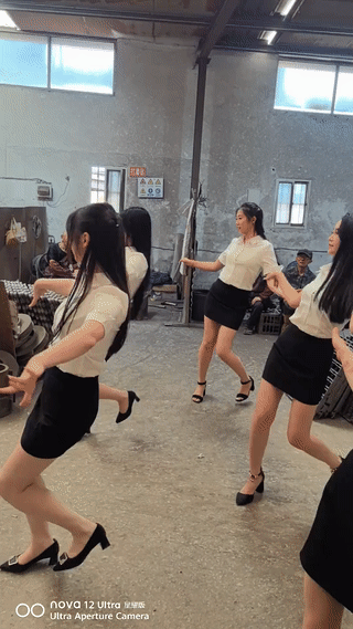 天气闷热，工人干活没精神？
工厂老板专门花钱请来美女歌舞团来到工厂车间里。
为正