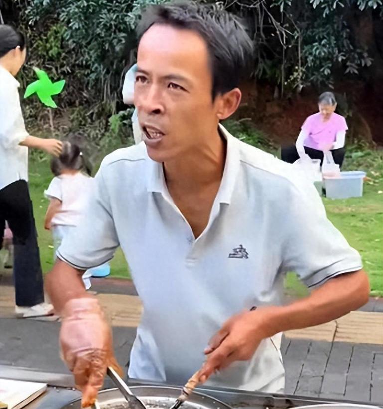 鸡排哥的爆火，是算法权力、情绪需求与城市焦虑的共谋。平台靠他赚流量，城市靠他刷存