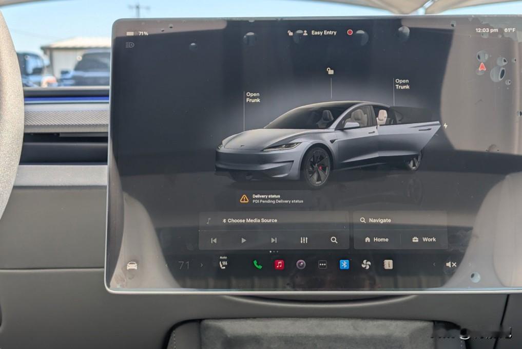 特斯拉的车机系统有个超好用的"驾驶员设定"功能，估计一半车主都没玩明白。
简单说